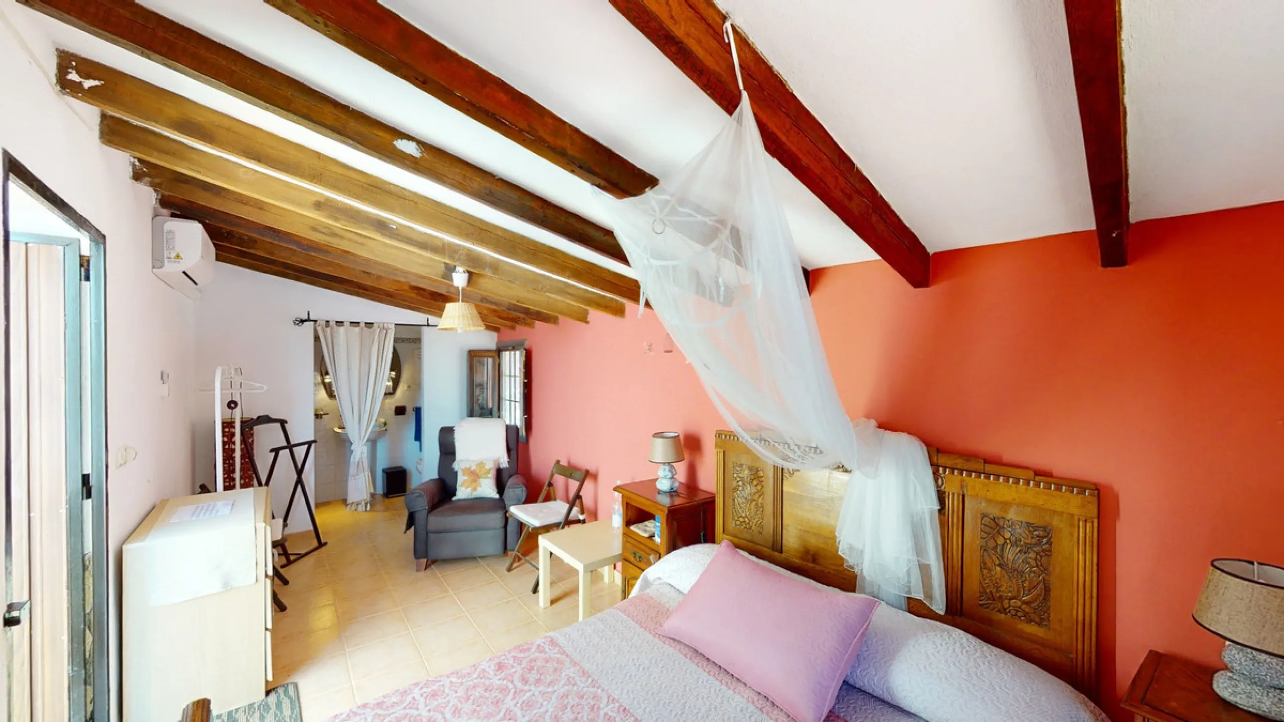 Beautiful country house, with absolute privacy and spectacular views of the town, the countryside and the mountains, located five minutes from the town of El Borge. It has more than four hectares of land with olive trees, mangoes and vines. It has two lar