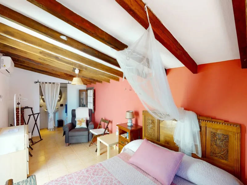 Beautiful country house, with absolute privacy and spectacular views of the town, the countryside and the mountains, located five minutes from the town of El Borge. It has more than four hectares of land with olive trees, mangoes and vines. It has two lar