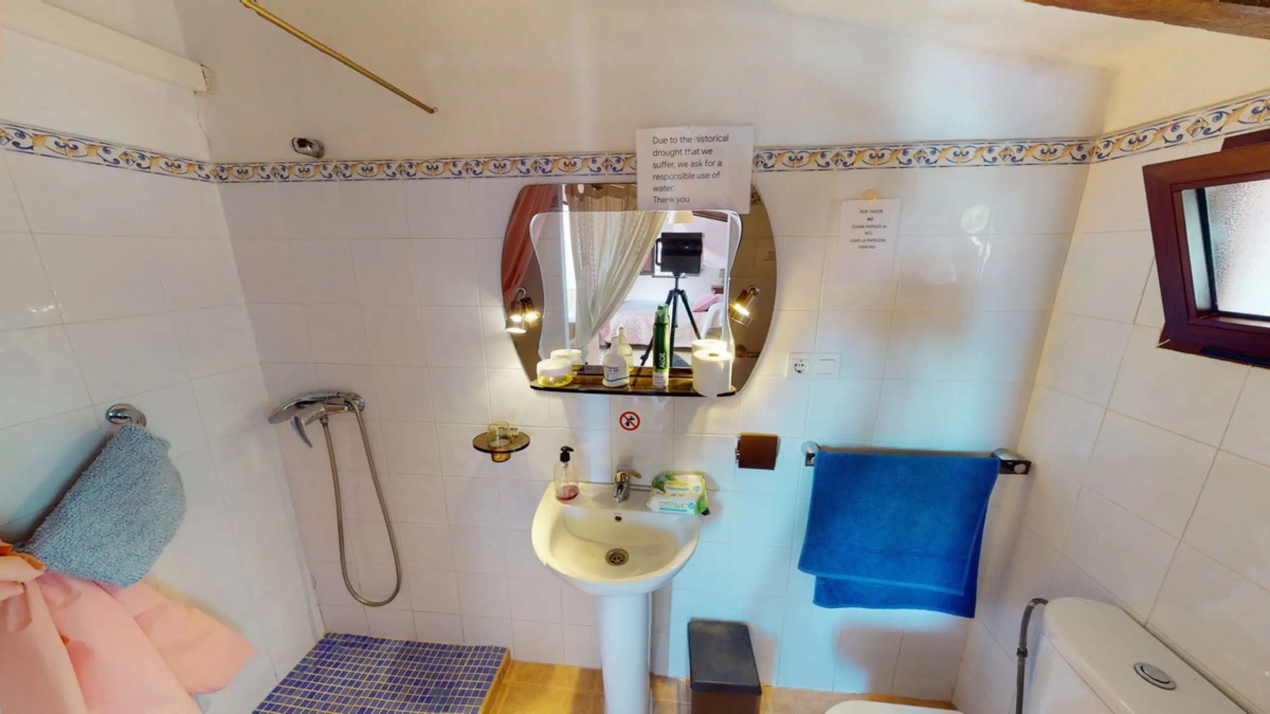 Beautiful country house, with absolute privacy and spectacular views of the town, the countryside and the mountains, located five minutes from the town of El Borge. It has more than four hectares of land with olive trees, mangoes and vines. It has two lar