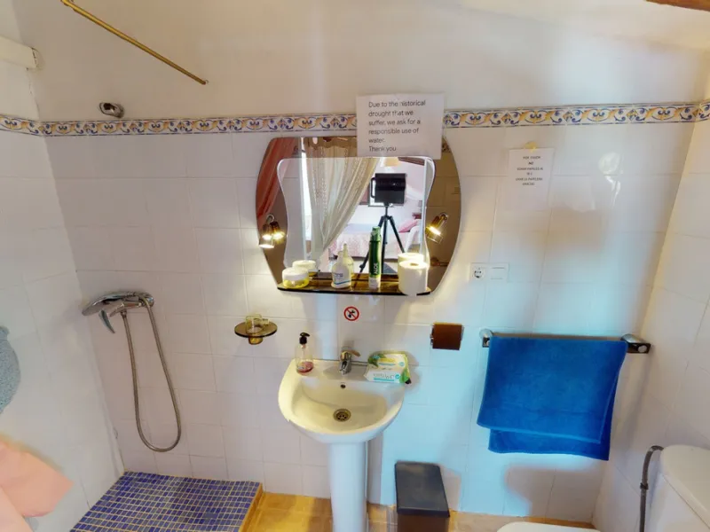 Beautiful country house, with absolute privacy and spectacular views of the town, the countryside and the mountains, located five minutes from the town of El Borge. It has more than four hectares of land with olive trees, mangoes and vines. It has two lar