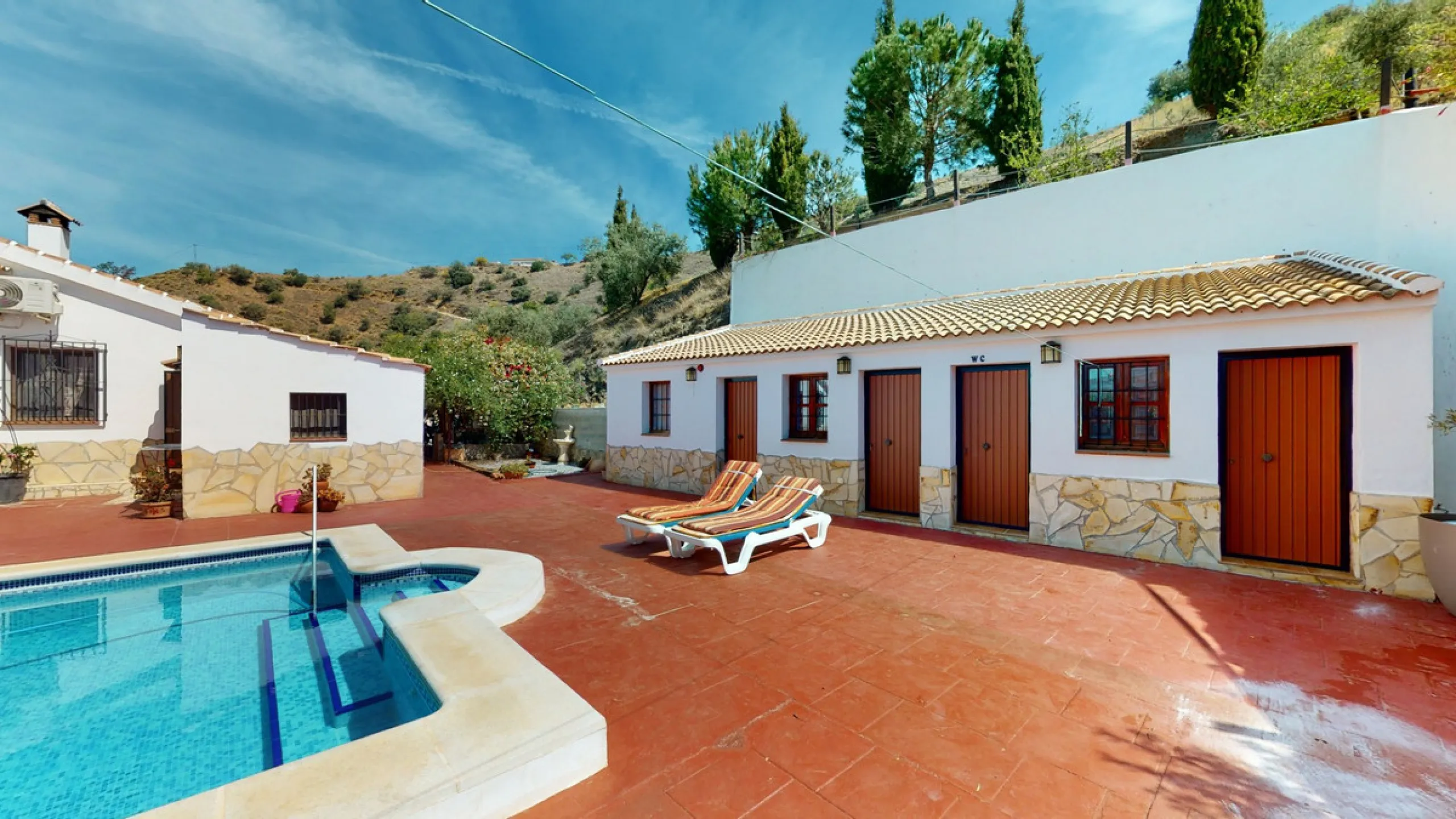 Beautiful country house, with absolute privacy and spectacular views of the town, the countryside and the mountains, located five minutes from the town of El Borge. It has more than four hectares of land with olive trees, mangoes and vines. It has two lar