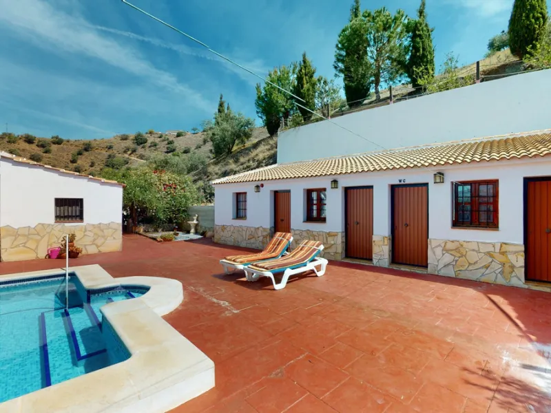 Beautiful country house, with absolute privacy and spectacular views of the town, the countryside and the mountains, located five minutes from the town of El Borge. It has more than four hectares of land with olive trees, mangoes and vines. It has two lar