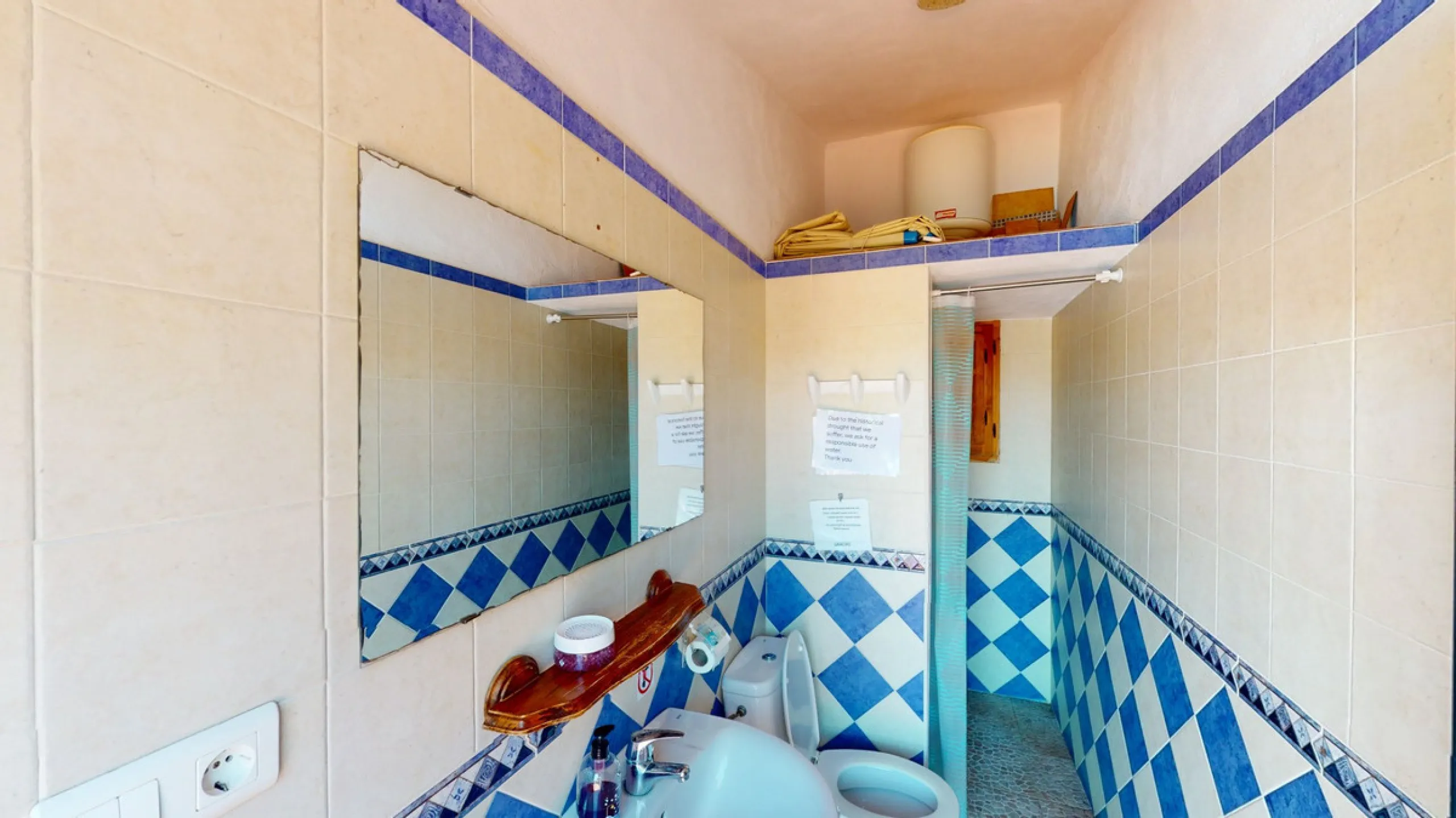 Beautiful country house, with absolute privacy and spectacular views of the town, the countryside and the mountains, located five minutes from the town of El Borge. It has more than four hectares of land with olive trees, mangoes and vines. It has two lar
