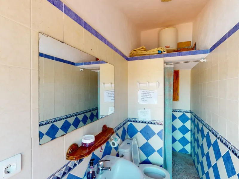 Beautiful country house, with absolute privacy and spectacular views of the town, the countryside and the mountains, located five minutes from the town of El Borge. It has more than four hectares of land with olive trees, mangoes and vines. It has two lar