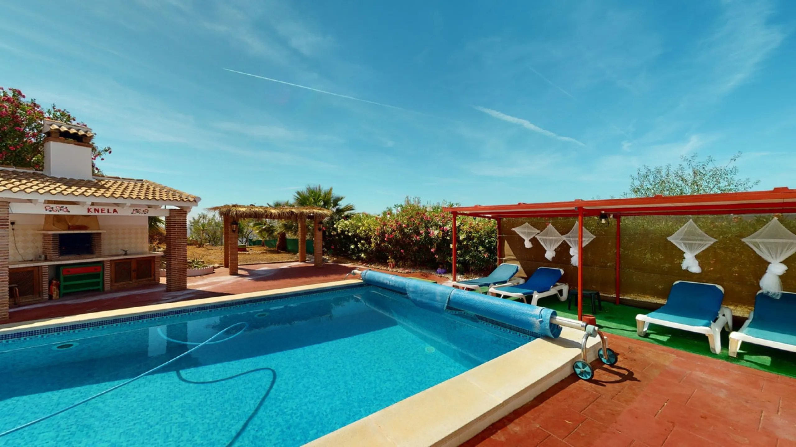 Beautiful country house, with absolute privacy and spectacular views of the town, the countryside and the mountains, located five minutes from the town of El Borge. It has more than four hectares of land with olive trees, mangoes and vines. It has two lar