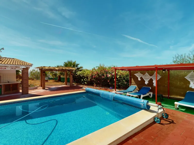 Beautiful country house, with absolute privacy and spectacular views of the town, the countryside and the mountains, located five minutes from the town of El Borge. It has more than four hectares of land with olive trees, mangoes and vines. It has two lar