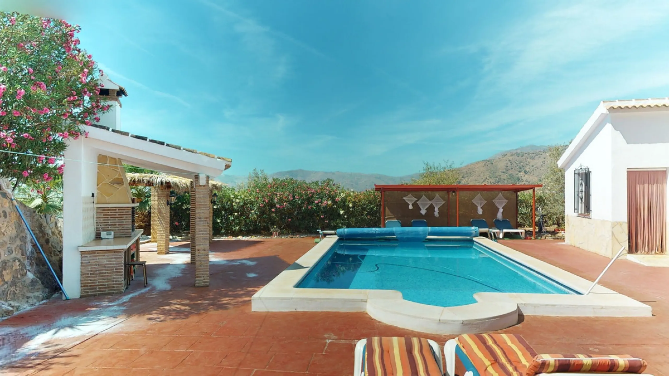 Beautiful country house, with absolute privacy and spectacular views of the town, the countryside and the mountains, located five minutes from the town of El Borge. It has more than four hectares of land with olive trees, mangoes and vines. It has two lar