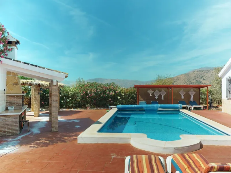 Beautiful country house, with absolute privacy and spectacular views of the town, the countryside and the mountains, located five minutes from the town of El Borge. It has more than four hectares of land with olive trees, mangoes and vines. It has two lar