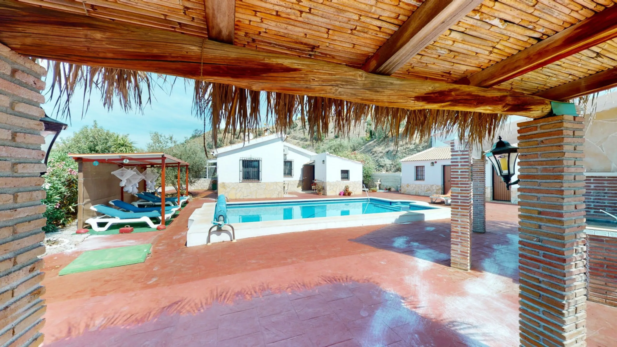 Beautiful country house, with absolute privacy and spectacular views of the town, the countryside and the mountains, located five minutes from the town of El Borge. It has more than four hectares of land with olive trees, mangoes and vines. It has two lar