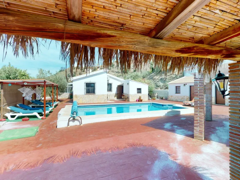 Beautiful country house, with absolute privacy and spectacular views of the town, the countryside and the mountains, located five minutes from the town of El Borge. It has more than four hectares of land with olive trees, mangoes and vines. It has two lar