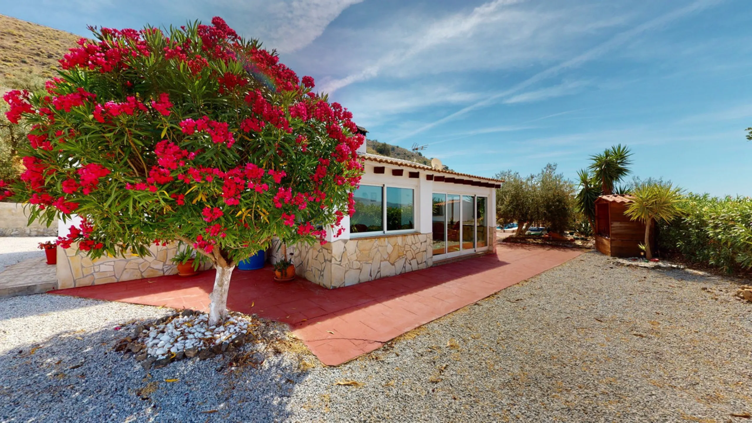 Beautiful country house, with absolute privacy and spectacular views of the town, the countryside and the mountains, located five minutes from the town of El Borge. It has more than four hectares of land with olive trees, mangoes and vines. It has two lar