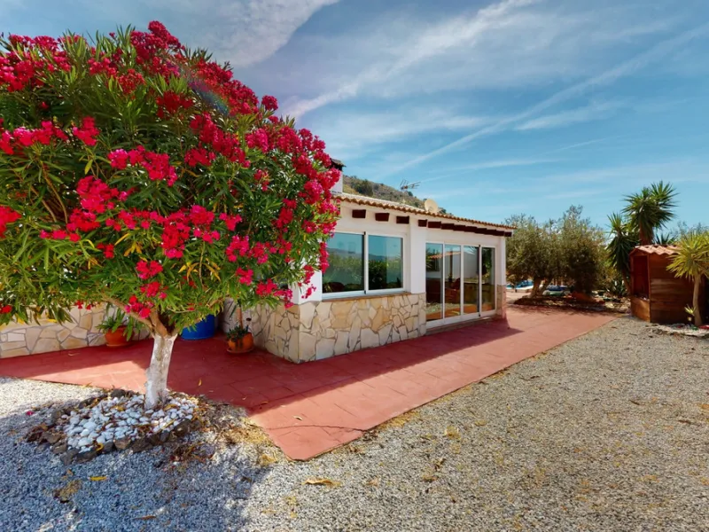 Beautiful country house, with absolute privacy and spectacular views of the town, the countryside and the mountains, located five minutes from the town of El Borge. It has more than four hectares of land with olive trees, mangoes and vines. It has two lar