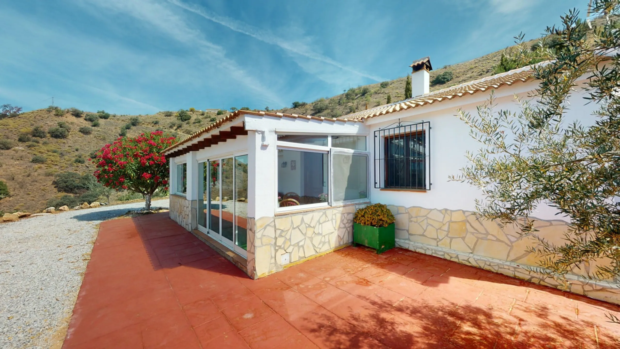 Beautiful country house, with absolute privacy and spectacular views of the town, the countryside and the mountains, located five minutes from the town of El Borge. It has more than four hectares of land with olive trees, mangoes and vines. It has two lar