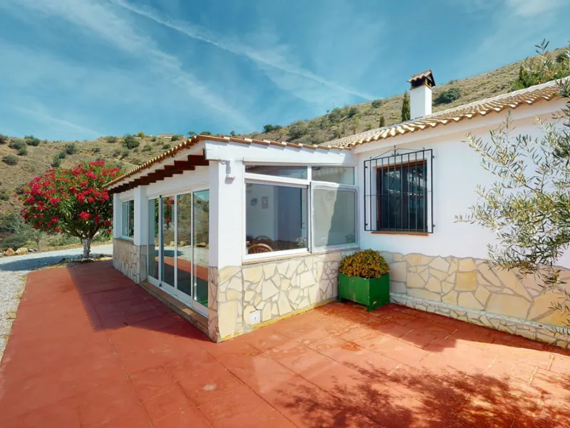 Beautiful country house, with absolute privacy and spectacular views of the town, the countryside and the mountains, located five minutes from the town of El Borge. It has more than four hectares of land with olive trees, mangoes and vines. It has two lar