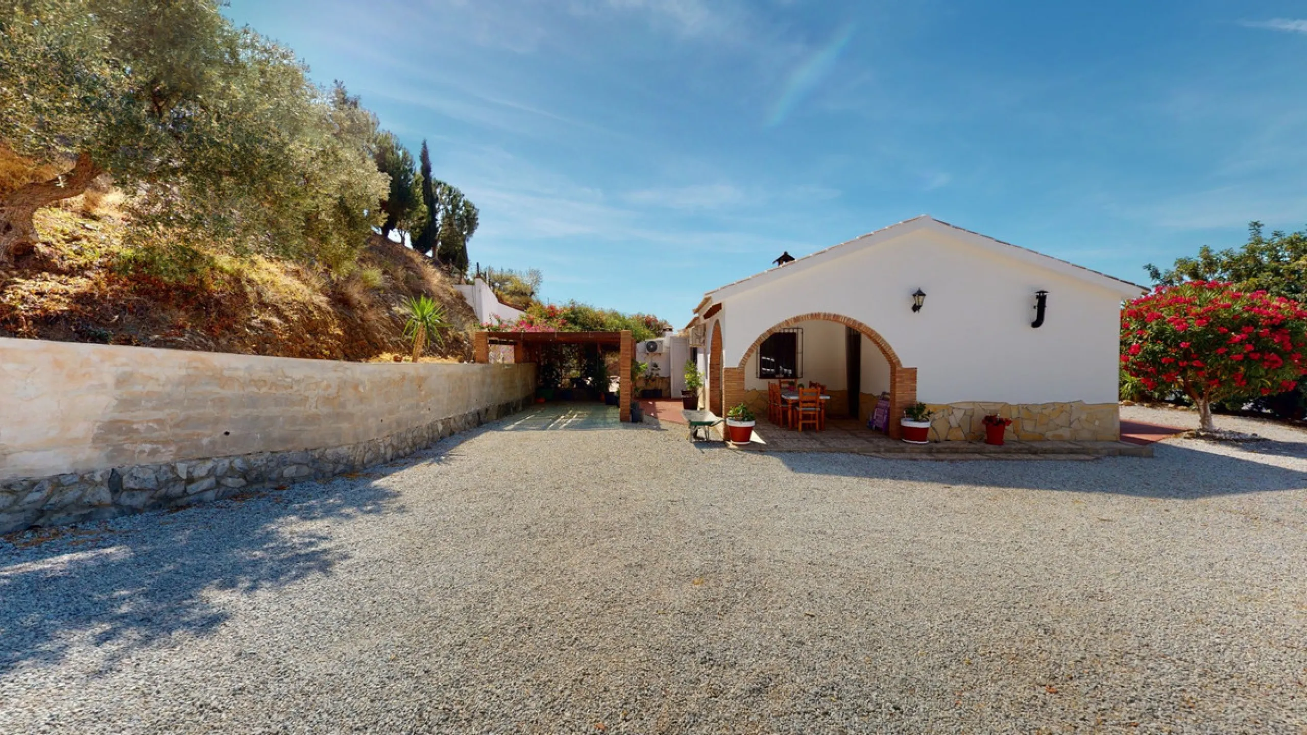 Beautiful country house, with absolute privacy and spectacular views of the town, the countryside and the mountains, located five minutes from the town of El Borge. It has more than four hectares of land with olive trees, mangoes and vines. It has two lar