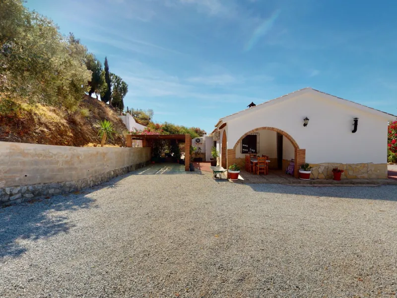 Beautiful country house, with absolute privacy and spectacular views of the town, the countryside and the mountains, located five minutes from the town of El Borge. It has more than four hectares of land with olive trees, mangoes and vines. It has two lar