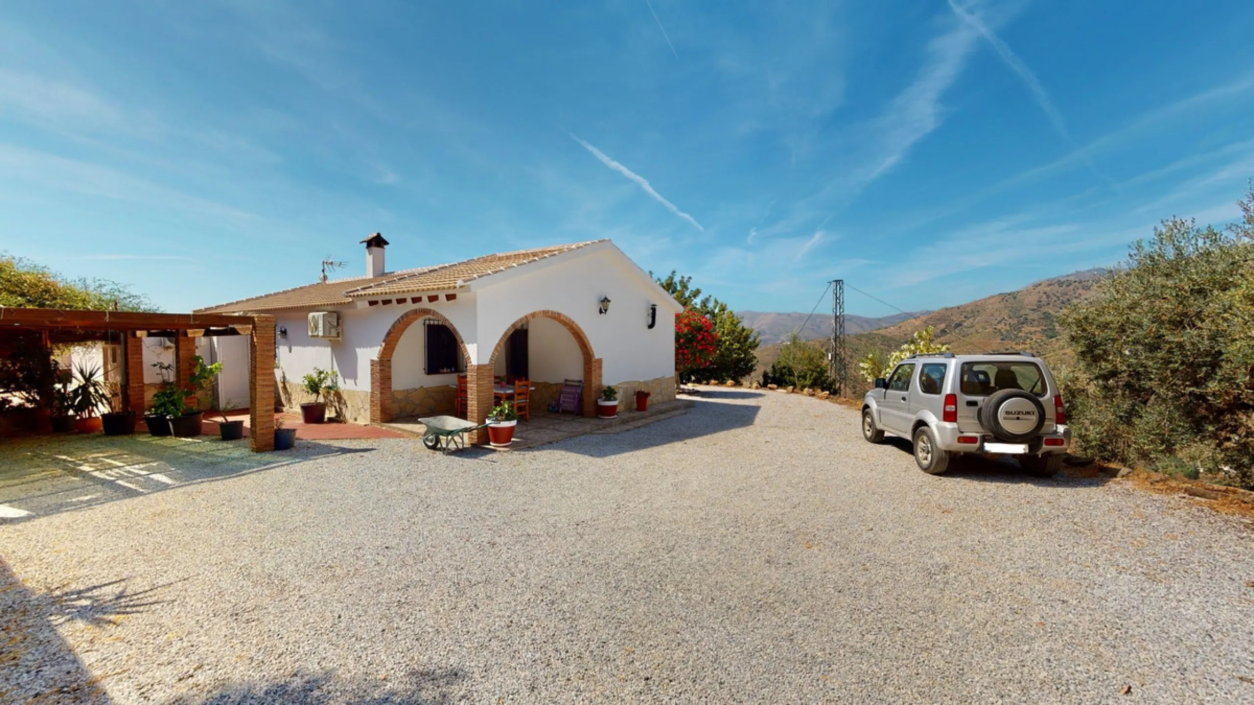 Beautiful country house, with absolute privacy and spectacular views of the town, the countryside and the mountains, located five minutes from the town of El Borge. It has more than four hectares of land with olive trees, mangoes and vines. It has two lar