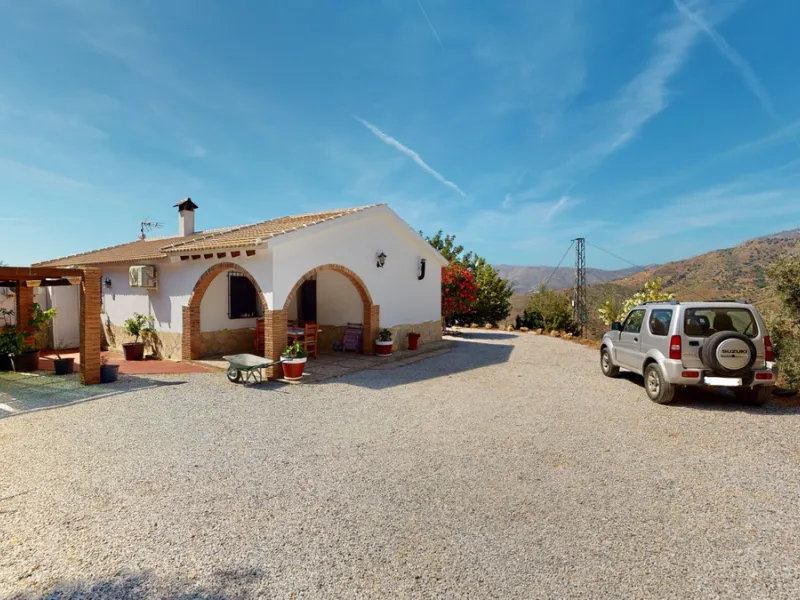 Beautiful country house, with absolute privacy and spectacular views of the town, the countryside and the mountains, located five minutes from the town of El Borge. It has more than four hectares of land with olive trees, mangoes and vines. It has two lar