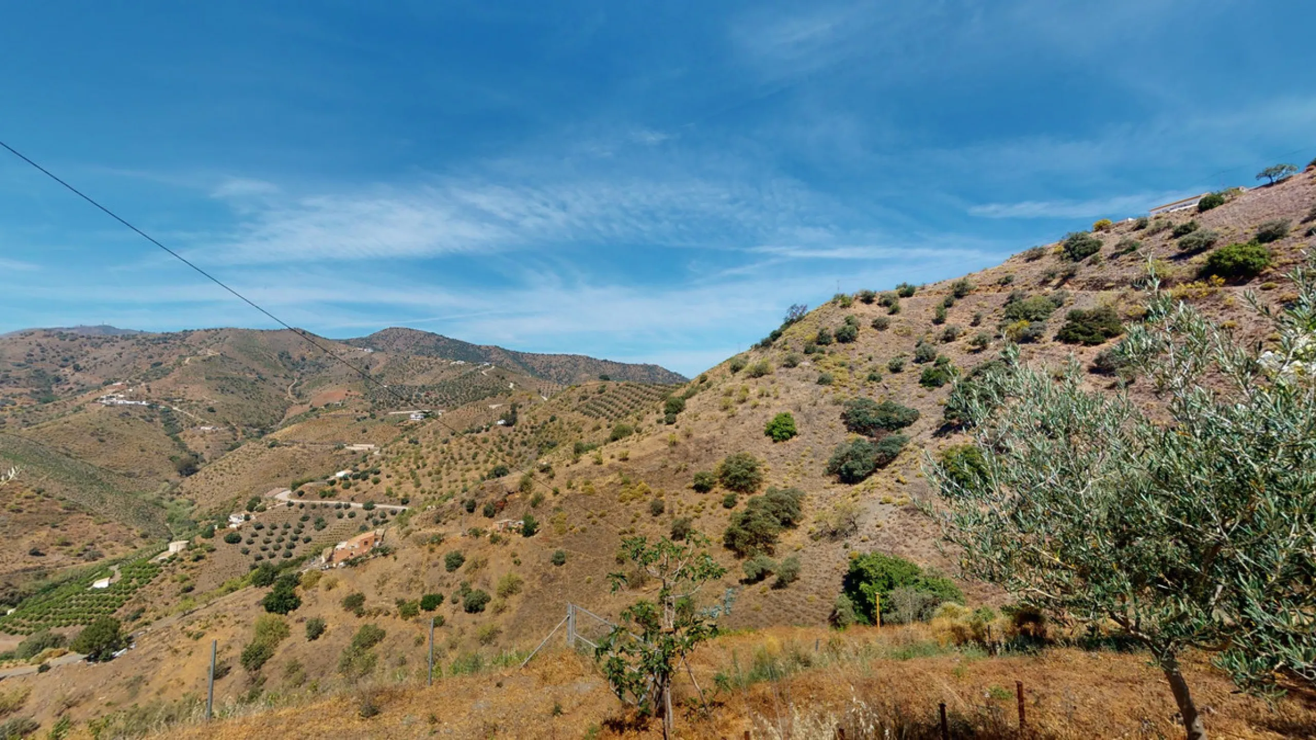 Beautiful country house, with absolute privacy and spectacular views of the town, the countryside and the mountains, located five minutes from the town of El Borge. It has more than four hectares of land with olive trees, mangoes and vines. It has two lar