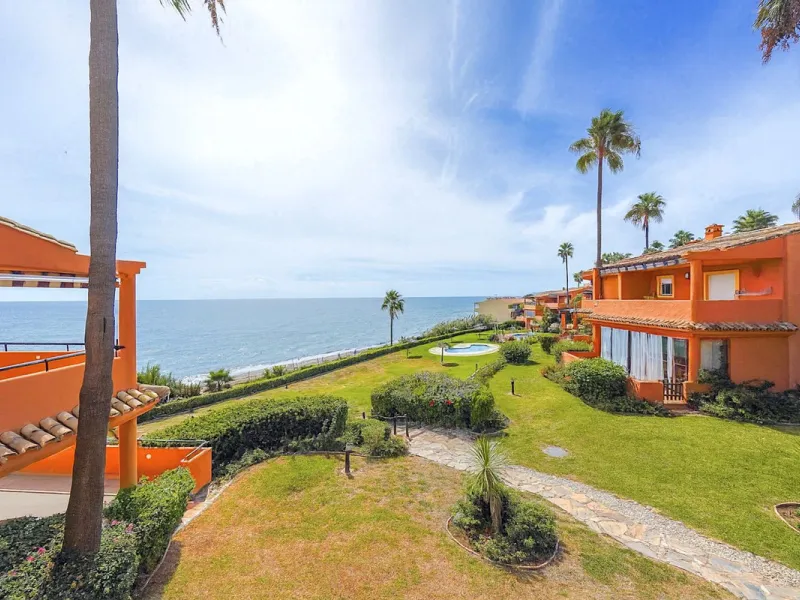 This is a fantastic property situated in Bermuda Beach, in an enviable front line beach position offering panoramic sea views. The property has been renovated to a high standard including a new kitchen and bathrooms in a modern contemporary style. The res