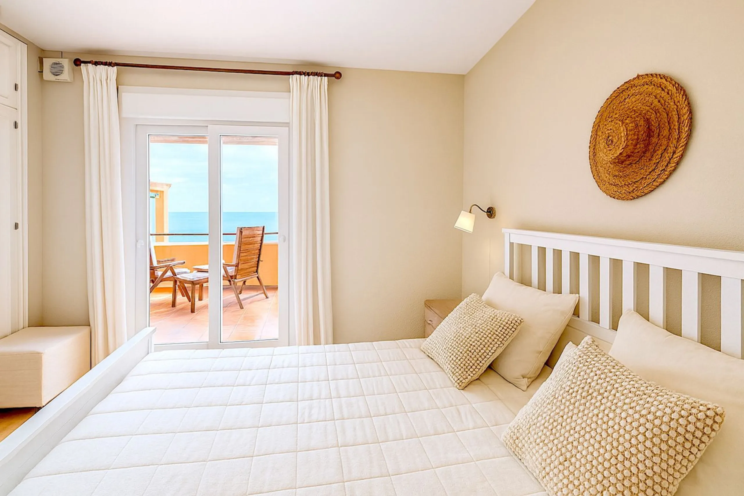 This is a fantastic property situated in Bermuda Beach, in an enviable front line beach position offering panoramic sea views. The property has been renovated to a high standard including a new kitchen and bathrooms in a modern contemporary style. The res