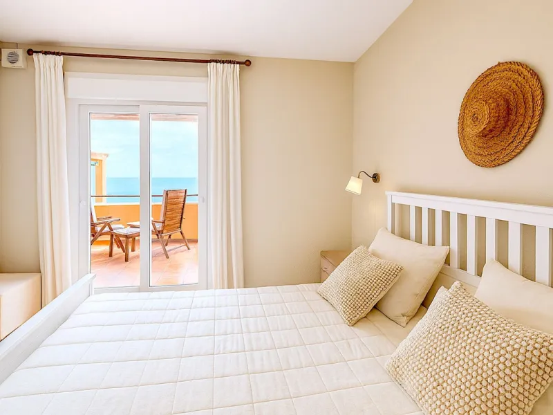 This is a fantastic property situated in Bermuda Beach, in an enviable front line beach position offering panoramic sea views. The property has been renovated to a high standard including a new kitchen and bathrooms in a modern contemporary style. The res