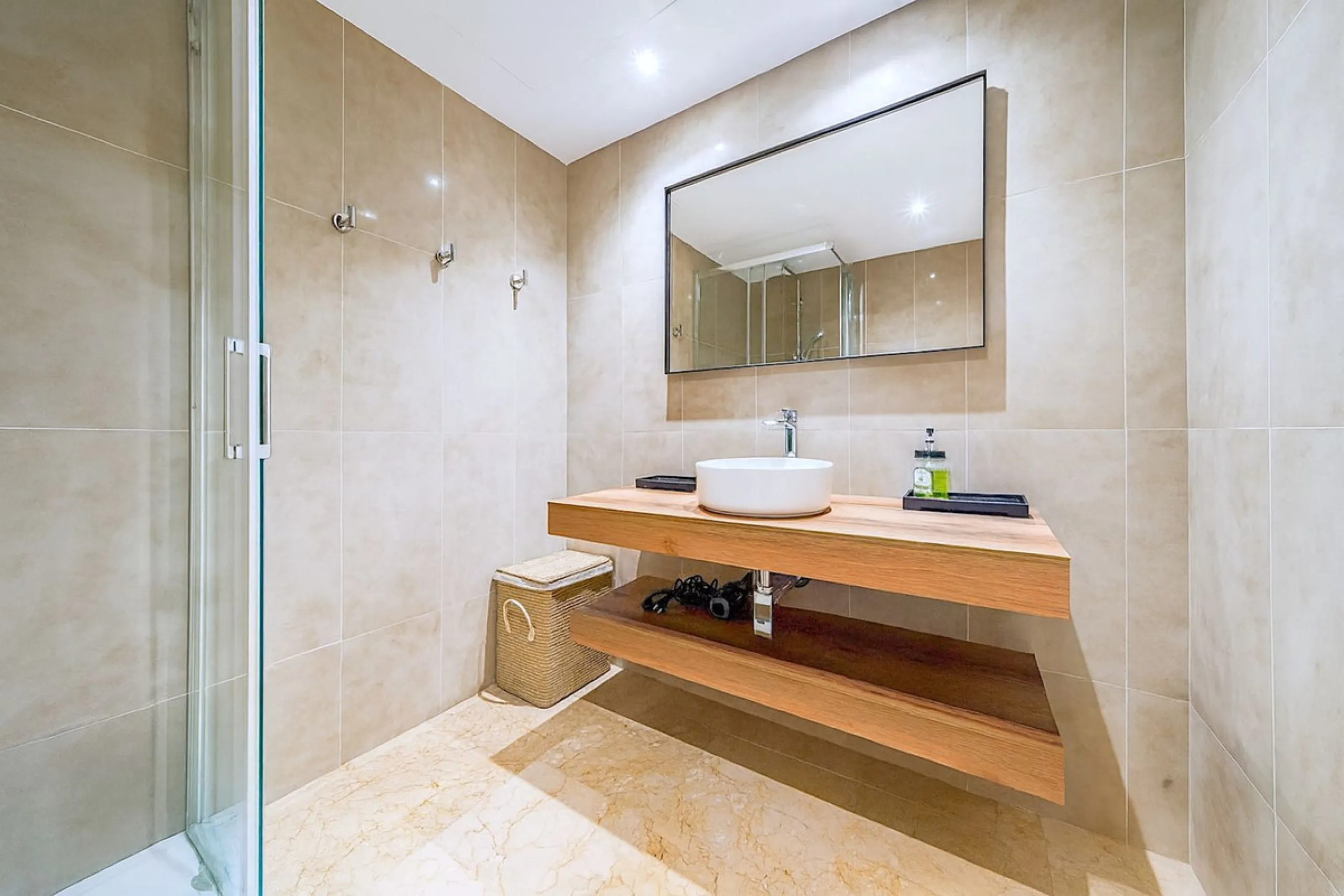 This is a fantastic property situated in Bermuda Beach, in an enviable front line beach position offering panoramic sea views. The property has been renovated to a high standard including a new kitchen and bathrooms in a modern contemporary style. The res