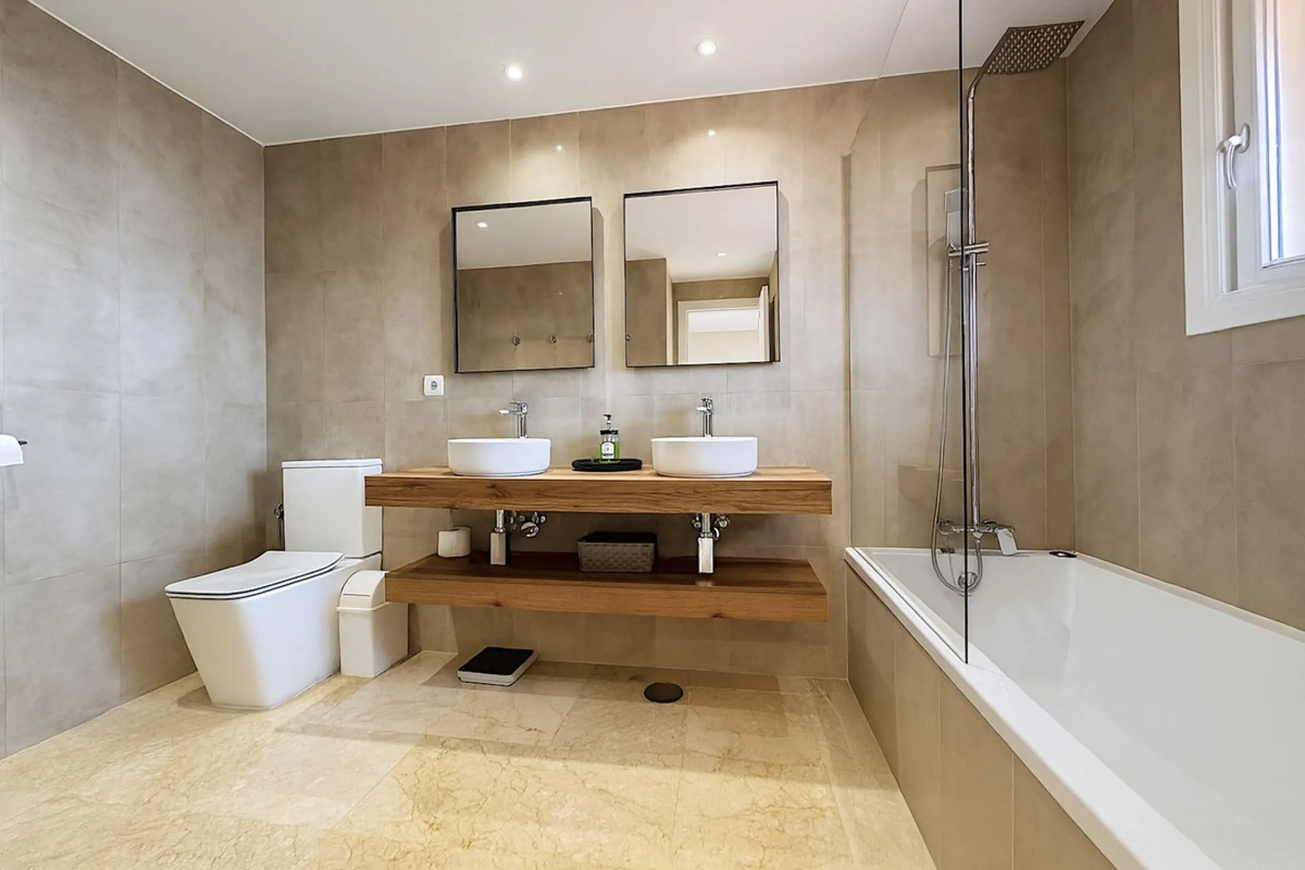 This is a fantastic property situated in Bermuda Beach, in an enviable front line beach position offering panoramic sea views. The property has been renovated to a high standard including a new kitchen and bathrooms in a modern contemporary style. The res
