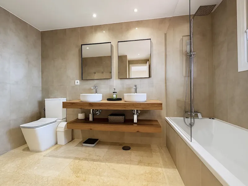 This is a fantastic property situated in Bermuda Beach, in an enviable front line beach position offering panoramic sea views. The property has been renovated to a high standard including a new kitchen and bathrooms in a modern contemporary style. The res