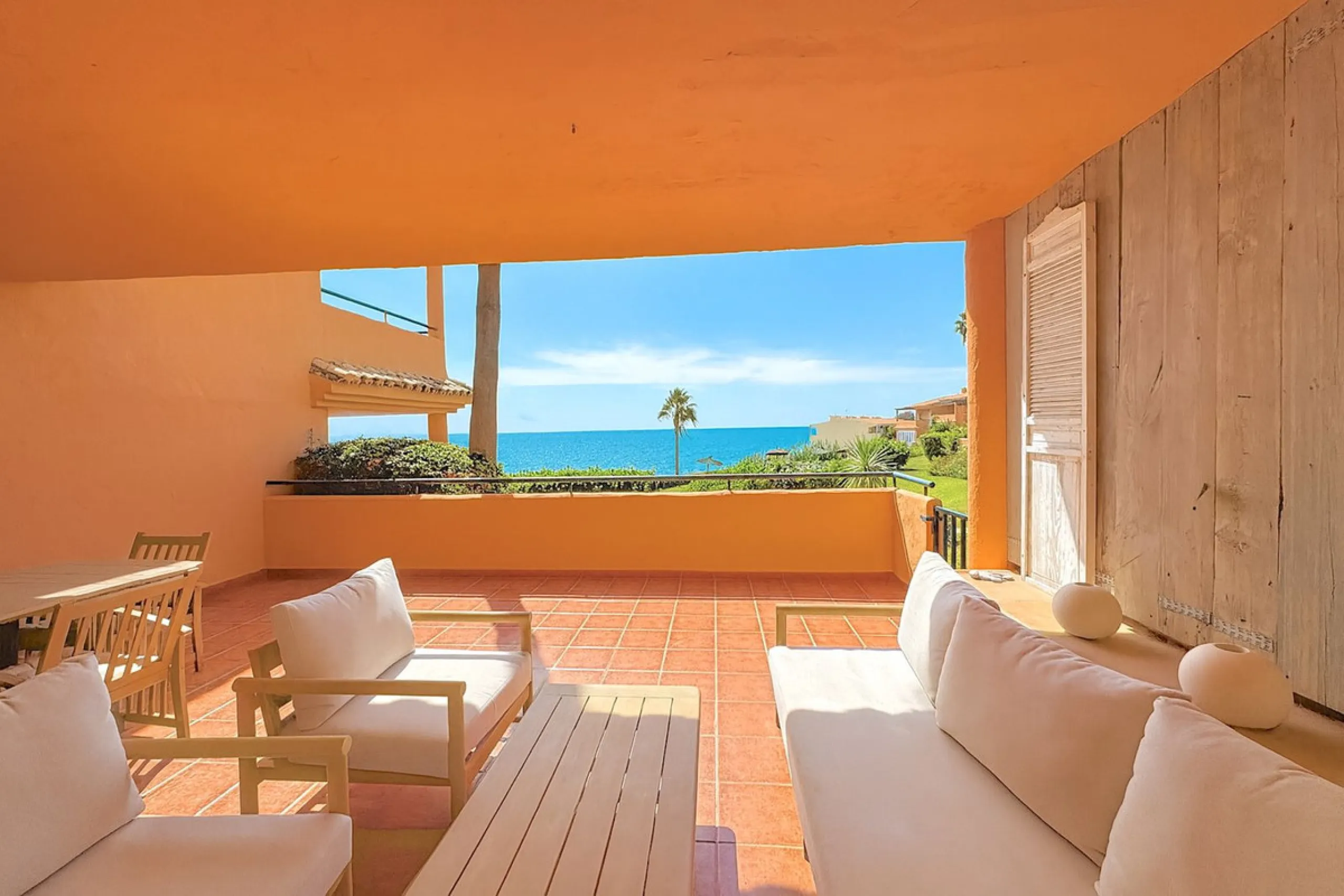 This is a fantastic property situated in Bermuda Beach, in an enviable front line beach position offering panoramic sea views. The property has been renovated to a high standard including a new kitchen and bathrooms in a modern contemporary style. The res