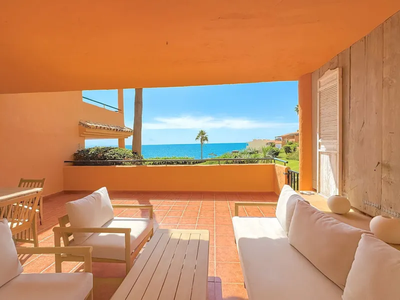 This is a fantastic property situated in Bermuda Beach, in an enviable front line beach position offering panoramic sea views. The property has been renovated to a high standard including a new kitchen and bathrooms in a modern contemporary style. The res