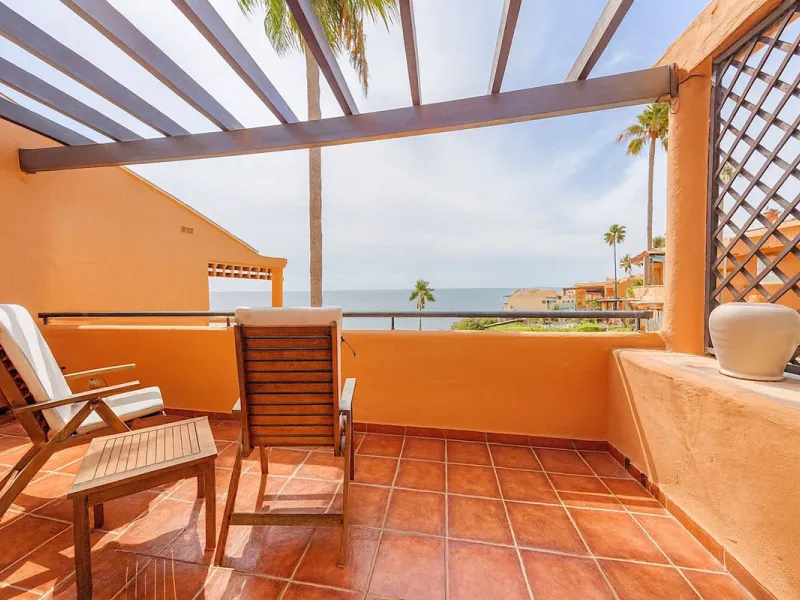 This is a fantastic property situated in Bermuda Beach, in an enviable front line beach position offering panoramic sea views. The property has been renovated to a high standard including a new kitchen and bathrooms in a modern contemporary style. The res
