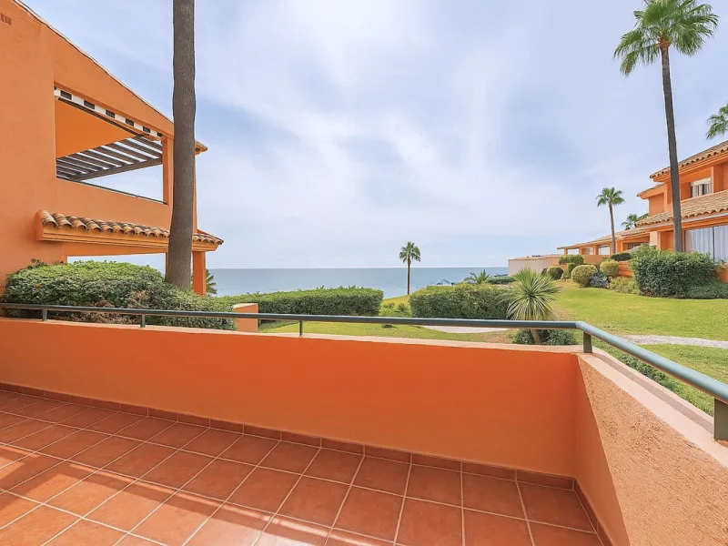 This is a fantastic property situated in Bermuda Beach, in an enviable front line beach position offering panoramic sea views. The property has been renovated to a high standard including a new kitchen and bathrooms in a modern contemporary style. The res
