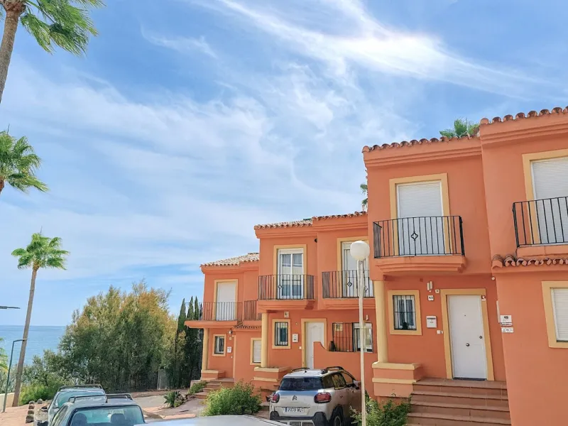 This is a fantastic property situated in Bermuda Beach, in an enviable front line beach position offering panoramic sea views. The property has been renovated to a high standard including a new kitchen and bathrooms in a modern contemporary style. The res