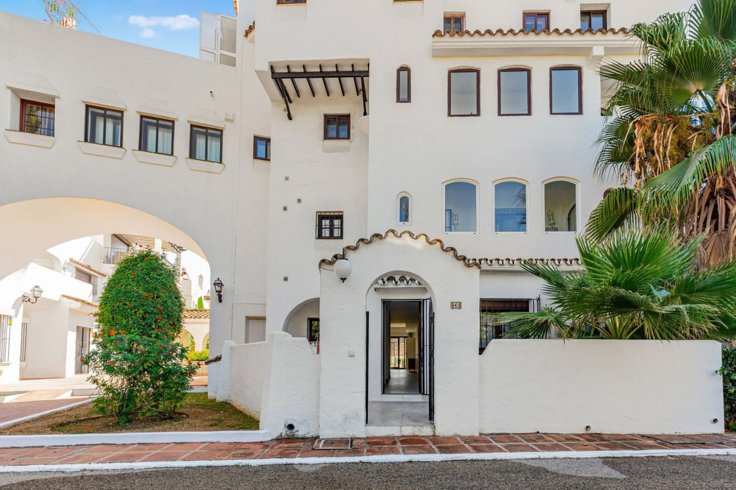 Modern 4-Bedroom Ground-Floor Apartment, Villa Marina (Puerto Banús)