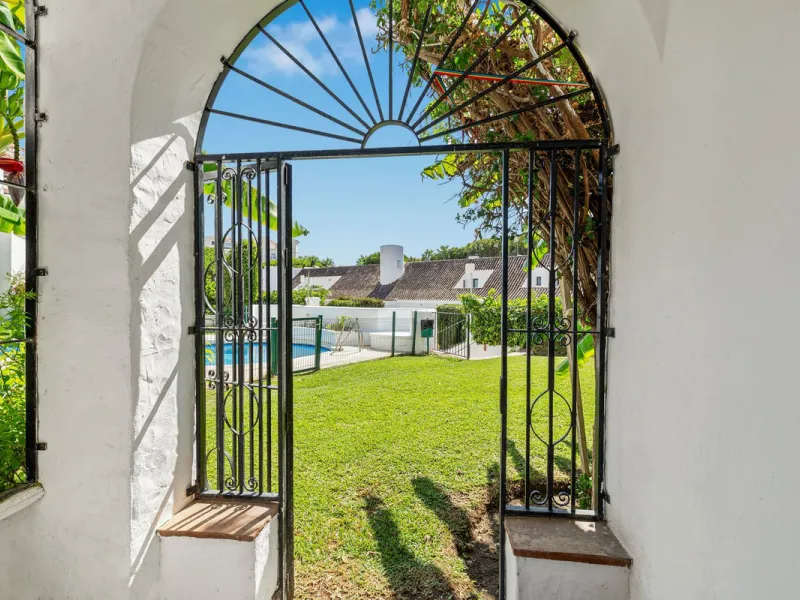 Modern 4-Bedroom Ground-Floor Apartment, Villa Marina (Puerto Banús)