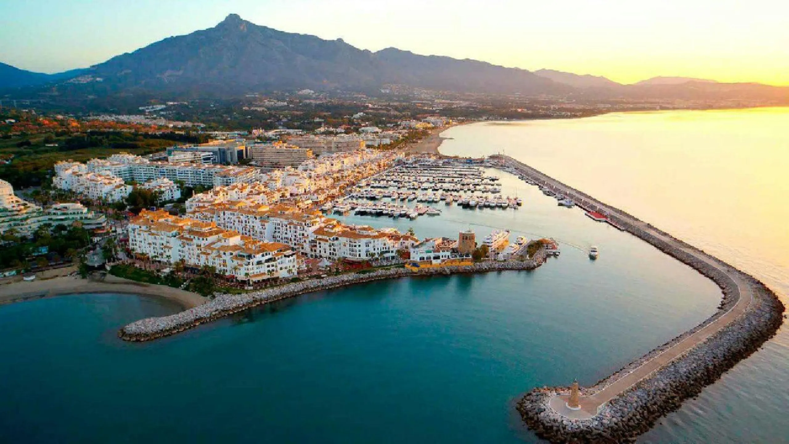 Modern 4-Bedroom Ground-Floor Apartment, Villa Marina (Puerto Banús)