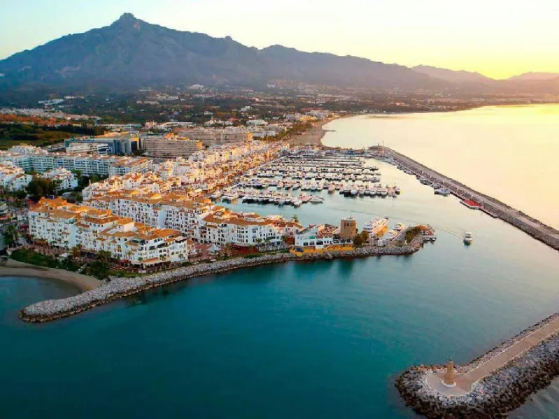 Modern 4-Bedroom Ground-Floor Apartment, Villa Marina (Puerto Banús)