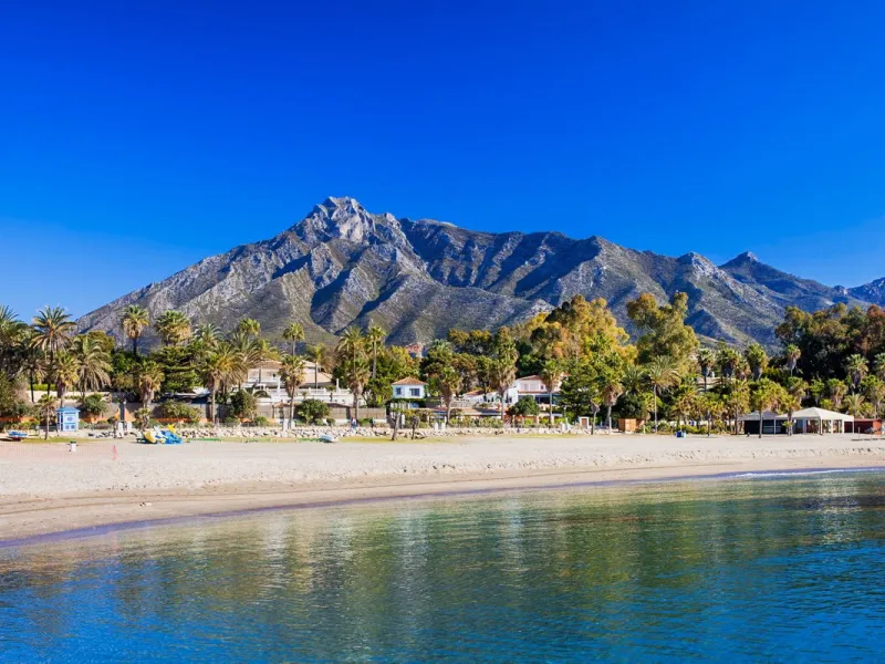 Modern 4-Bedroom Ground-Floor Apartment, Villa Marina (Puerto Banús)