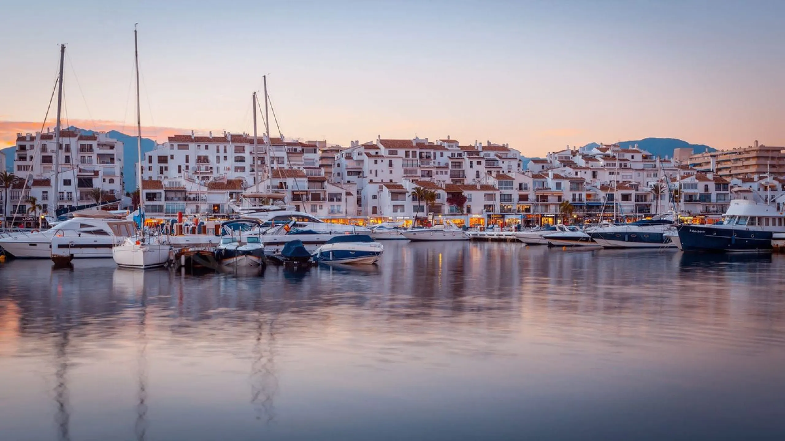 Modern 4-Bedroom Ground-Floor Apartment, Villa Marina (Puerto Banús)