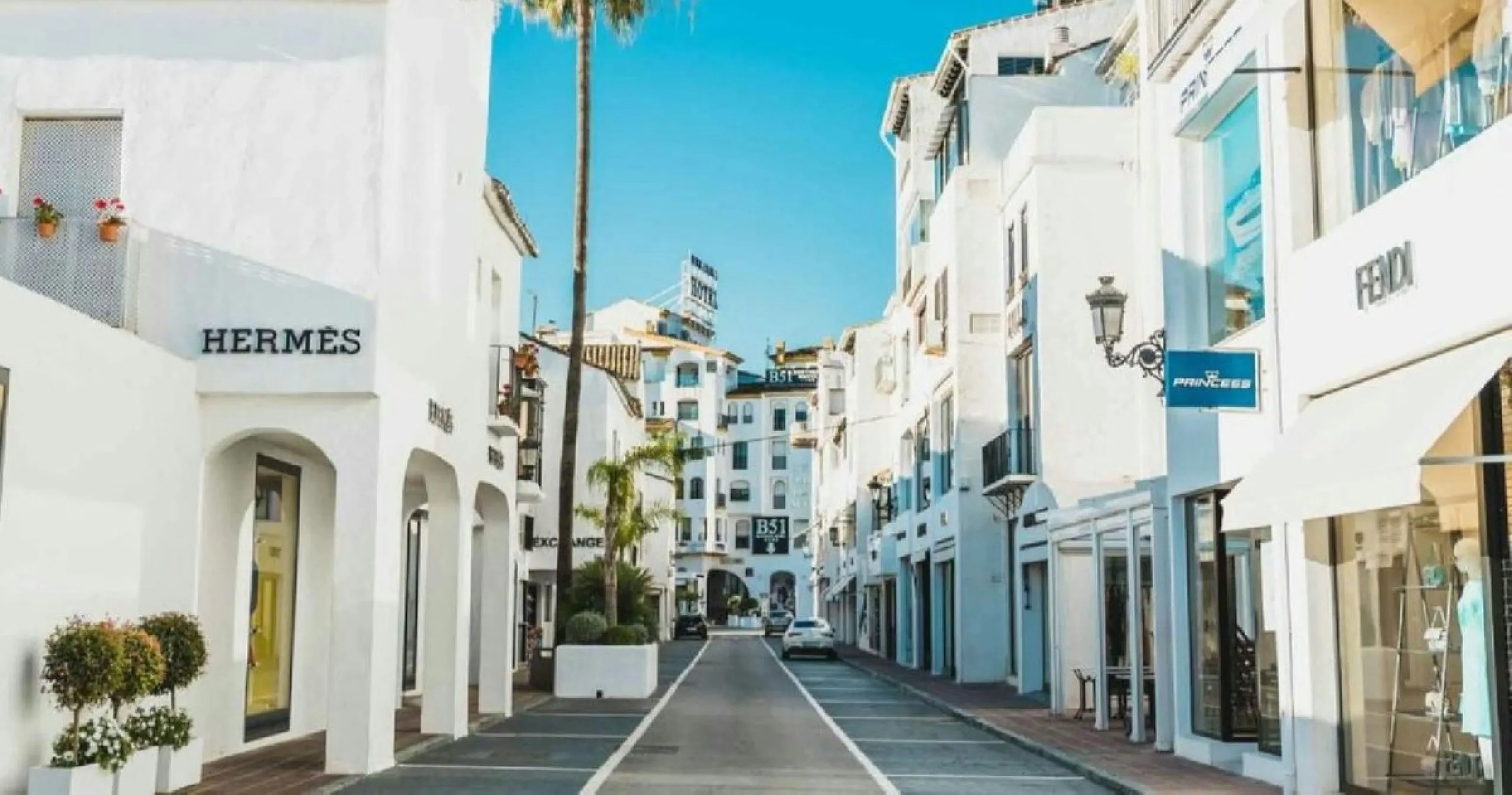 Modern 4-Bedroom Ground-Floor Apartment, Villa Marina (Puerto Banús)