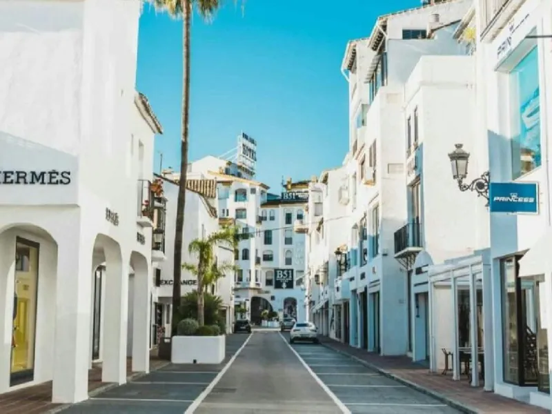 Modern 4-Bedroom Ground-Floor Apartment, Villa Marina (Puerto Banús)