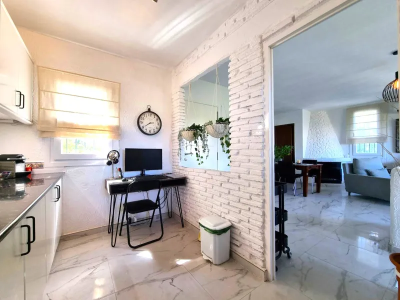 House - Semi-Detached House в продаже в Benalmadena, Málaga. В доме 2 спален и 2 ванных комнат. Площадь дома 93 м². Площадь участка 101 м²