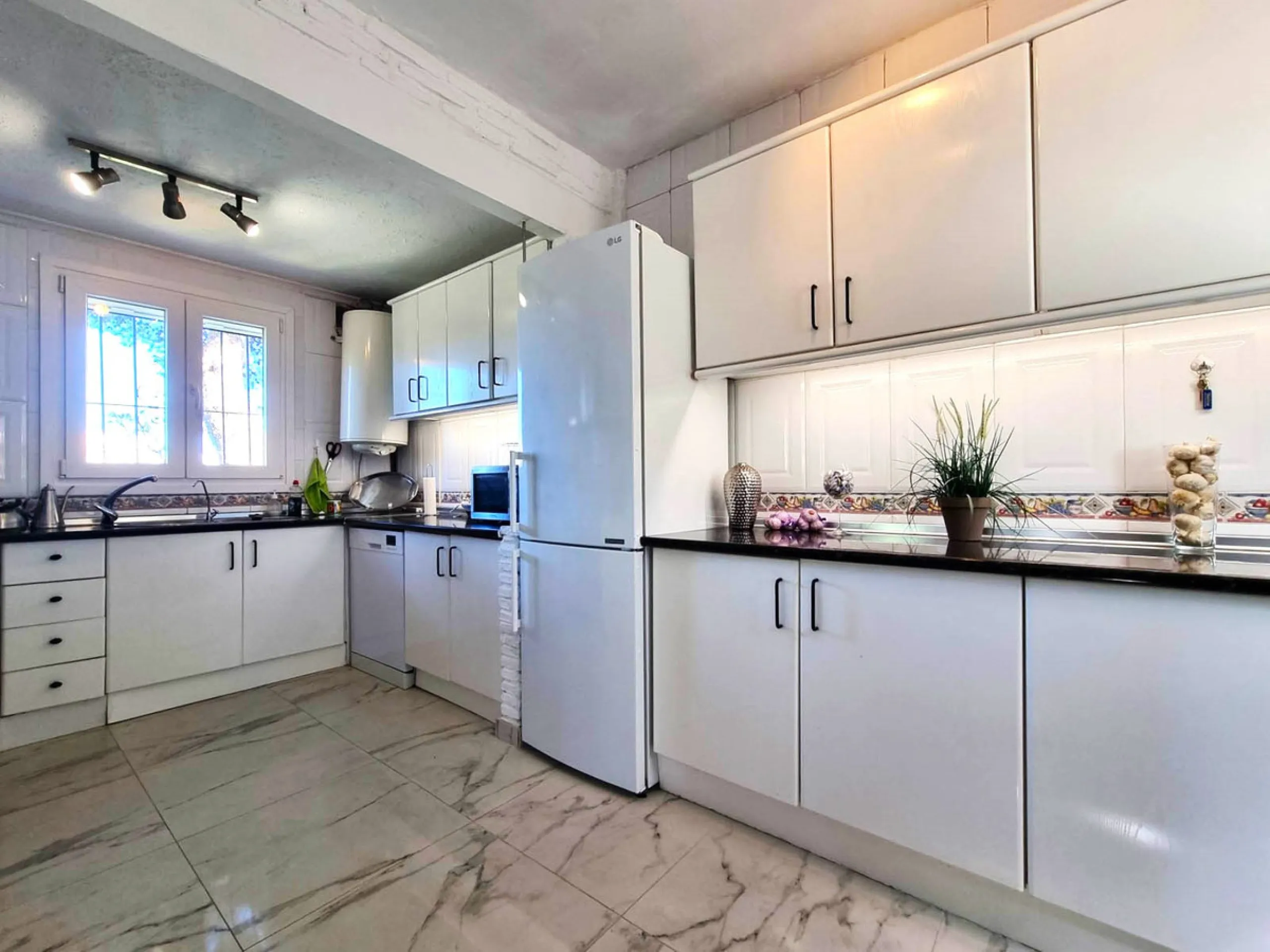 House - Semi-Detached House в продаже в Benalmadena, Málaga. В доме 2 спален и 2 ванных комнат. Площадь дома 93 м². Площадь участка 101 м²