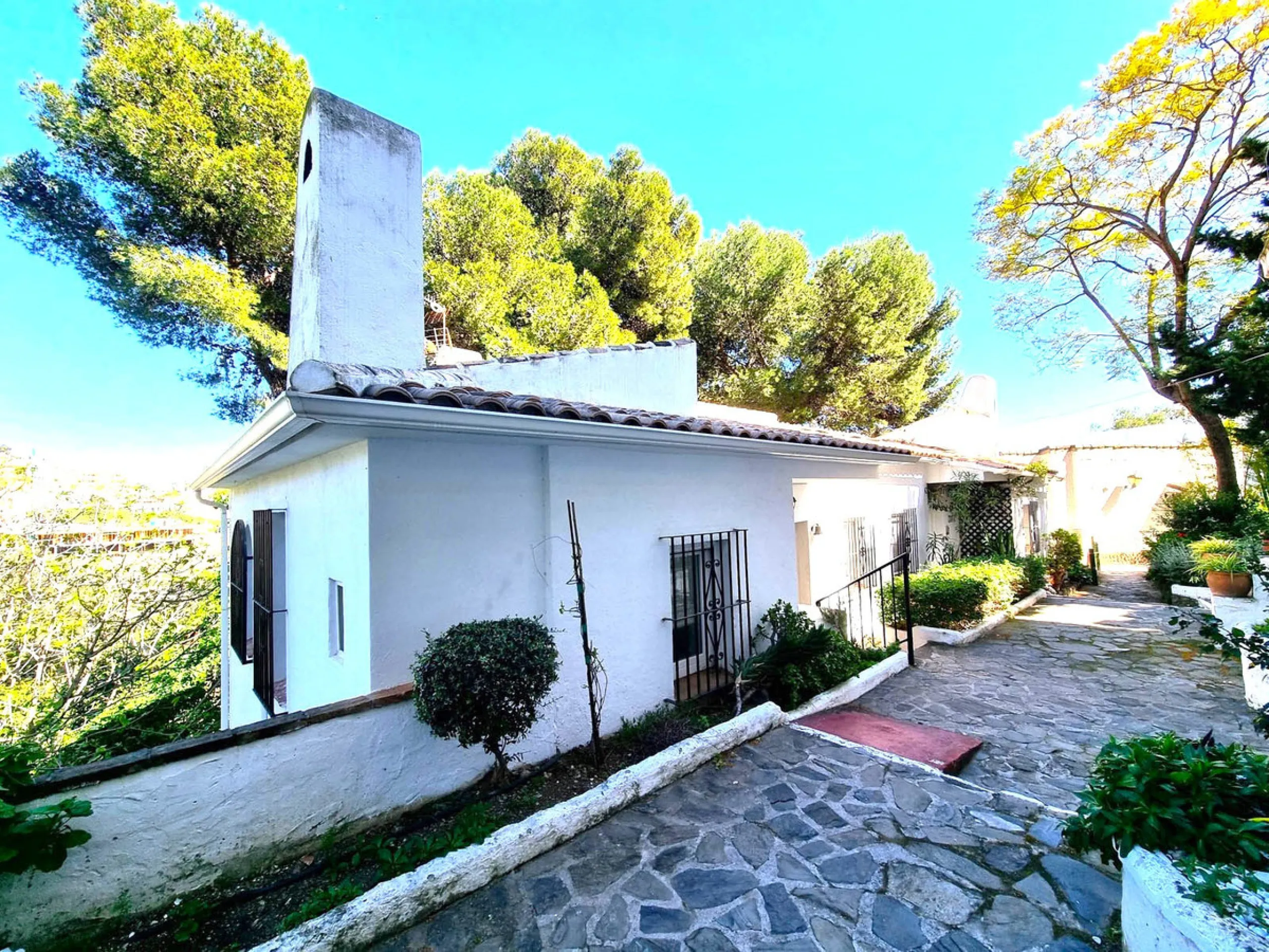 House - Semi-Detached House в продаже в Benalmadena, Málaga. В доме 2 спален и 2 ванных комнат. Площадь дома 93 м². Площадь участка 101 м²