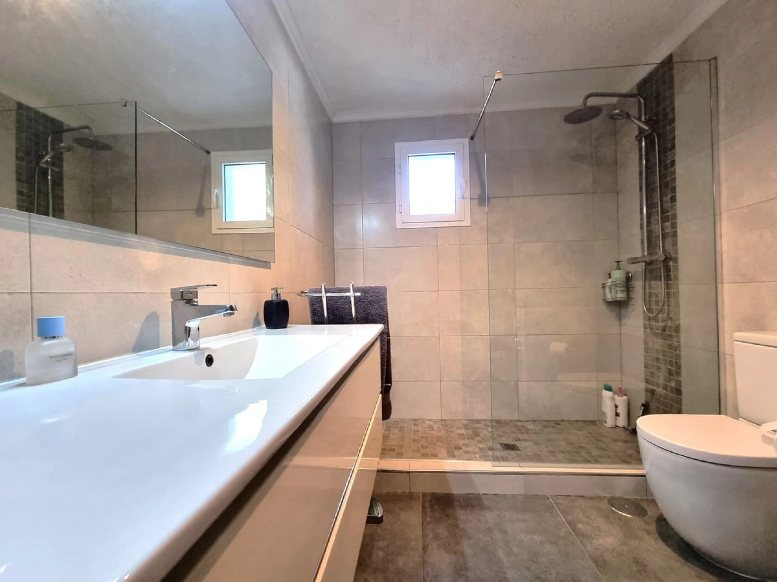 House - Semi-Detached House в продаже в Benalmadena, Málaga. В доме 2 спален и 2 ванных комнат. Площадь дома 93 м². Площадь участка 101 м²