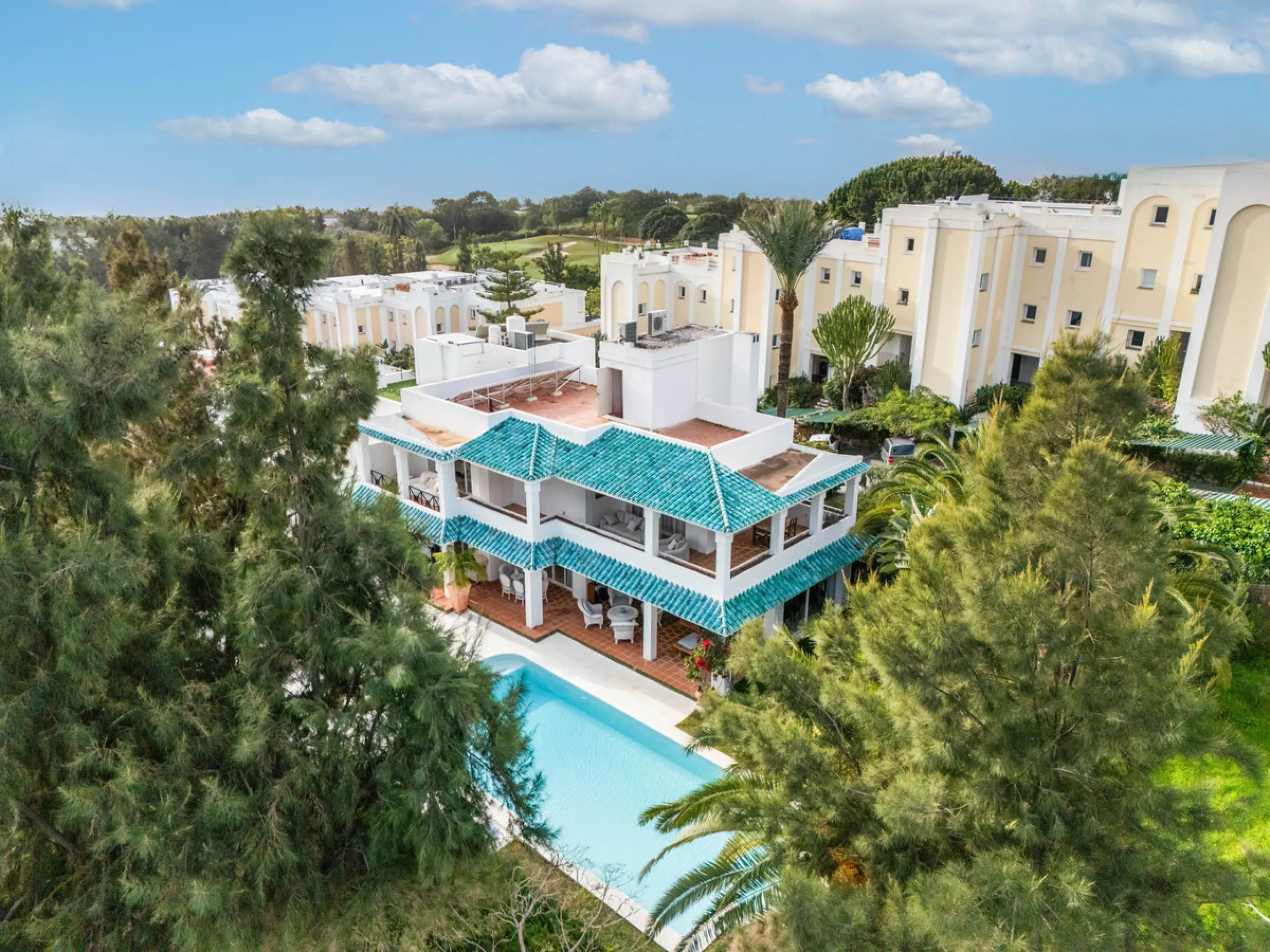 House - Semi-Detached House в продаже в Benahavís, Málaga. В доме 2 спален и 3 ванных комнат. Площадь дома 375 м². Площадь участка 775 м²