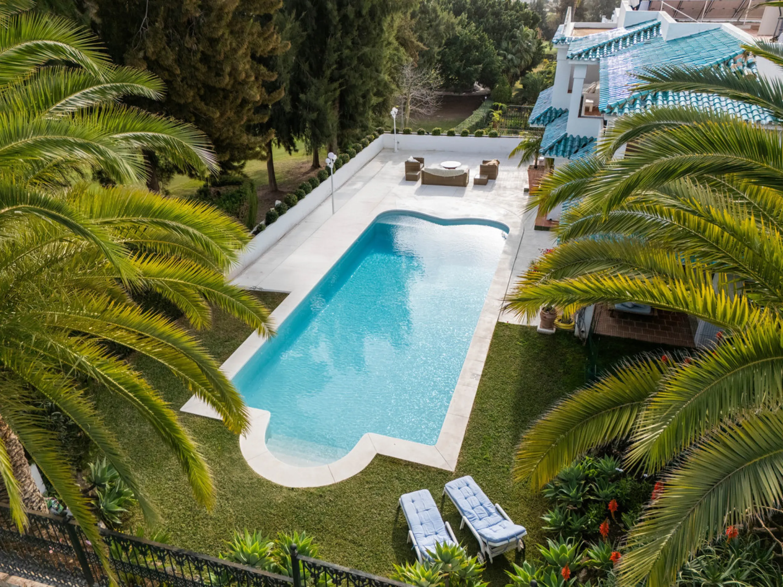 House - Semi-Detached House в продаже в Benahavís, Málaga. В доме 2 спален и 3 ванных комнат. Площадь дома 375 м². Площадь участка 775 м²
