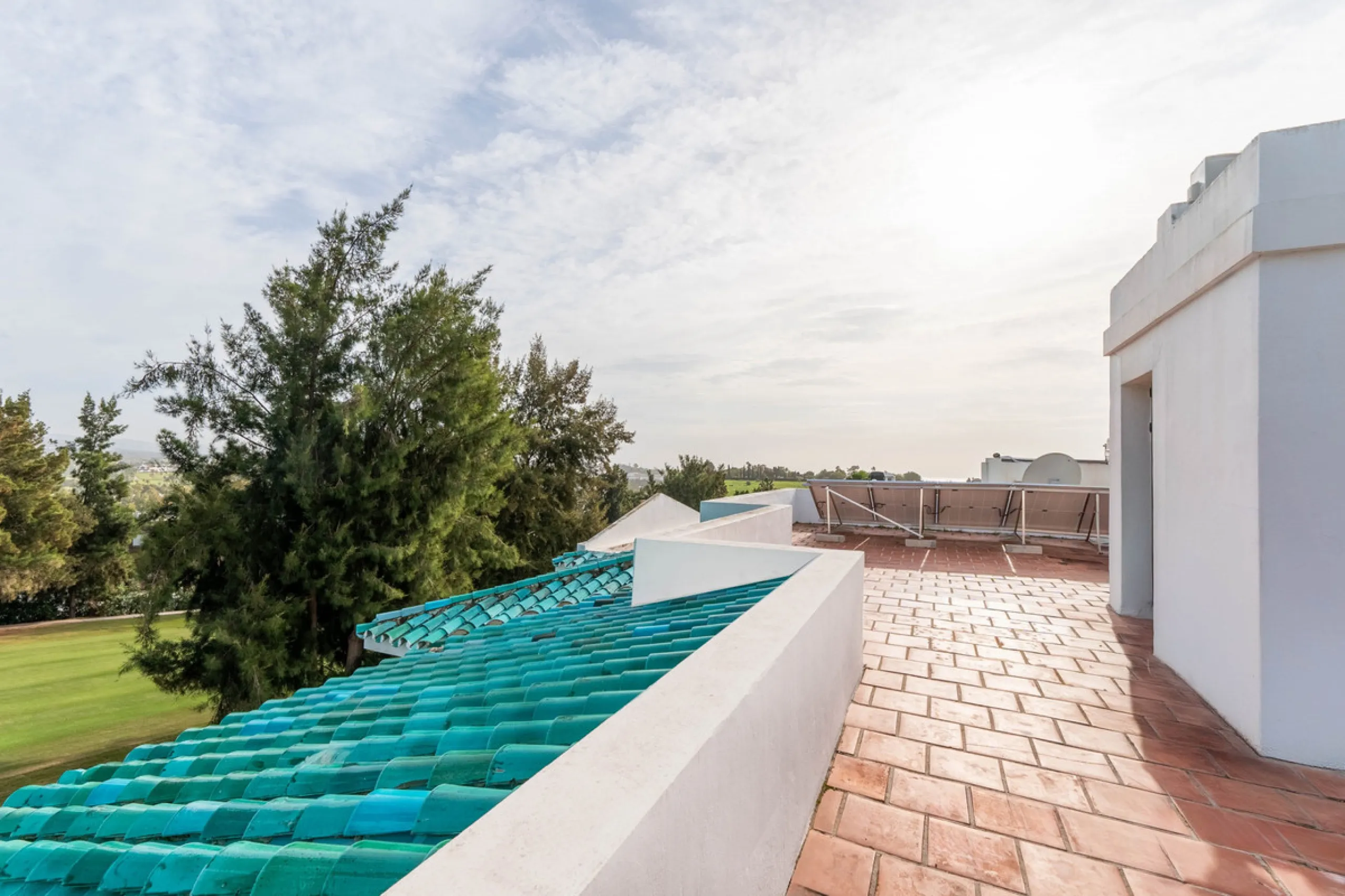 House - Semi-Detached House в продаже в Benahavís, Málaga. В доме 2 спален и 3 ванных комнат. Площадь дома 375 м². Площадь участка 775 м²