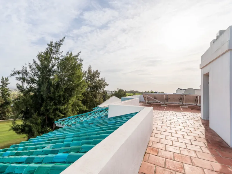 House - Semi-Detached House в продаже в Benahavís, Málaga. В доме 2 спален и 3 ванных комнат. Площадь дома 375 м². Площадь участка 775 м²